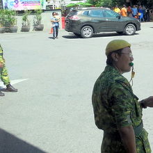 出入り口付近の警備員さんたち