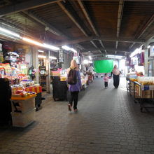 この通路を通って乗り場に向かいます。