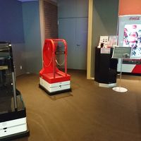 ポーターロボットと自販機（スリッパやタオル等も売っている）