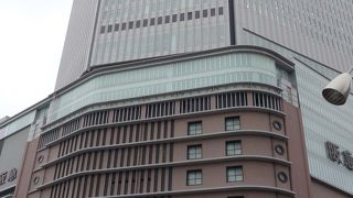 一等地に建つ六面体のオフィスビル