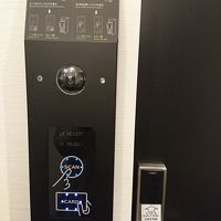 顔認証を登録した場合は左に機械とカードキーで開く。