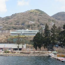 芦ノ湖海賊船の船上から臨む成川美術館