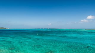 青い海に架かる池間大橋を遠望する　～宮古島西平安名崎～