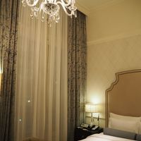 この窓の向こうが丸の駅北口