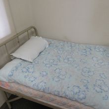 ベビールームのベッド。「昭和」の病院ベッドのようです。