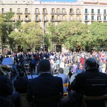 週末のカタルーニャの踊り(サルダーナ)