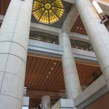 アトリウム天井のステンドグラス