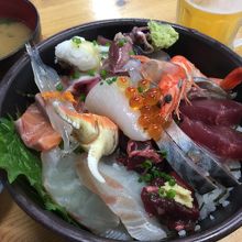 海鮮丼 1000円。鯛のアラが入った味噌汁付でこのボリューム