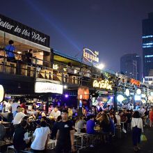 平日もやってますが、やはり週末がお勧め。