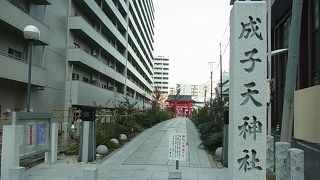 高層マンションの谷間にある神社