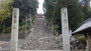 結構長い石段が続いています