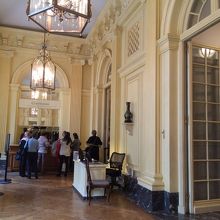 左奥：クローク　右手前：鑑賞スペースへの入口