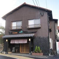 住宅街の通りに面しています。