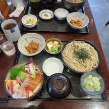 お蕎麦と海鮮丼のランチ