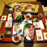 夕食は部屋で。舟盛り付きでボリュームあり。地獄蒸しも美味。