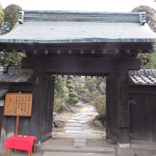 道路に接してこの門が。建物本体はかなり奥です。