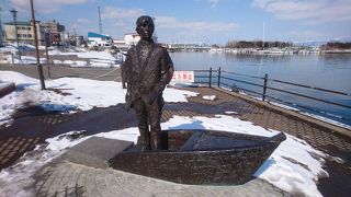 意外な理由でこの像が設置されました。