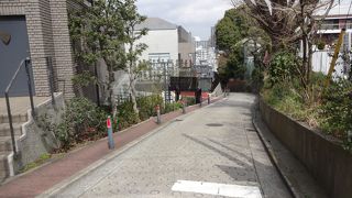 海水を汲んで上った坂道