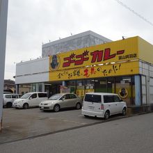 お店の外観です。広い駐車場があります。