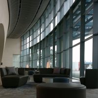 これは西タワー　とても新しく巨大な施設だ