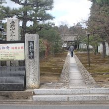 とても長い参道で、往時の規模の大きさが感じられます。