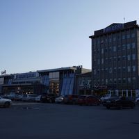 左手の背の低い建物が駅、右手の建物がホテル