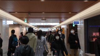 東京駅に直結した広い地下街です