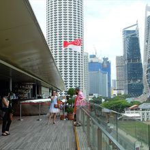 パダン・デッキには、カフェ・バーのスモーク & ミラーズも