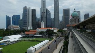 新しい展望スポット。サンテック・シティ・モール ～ マリーナ・ベイ ～ ラッフルズ・プレイスの街並みがパノラマになって見えます。