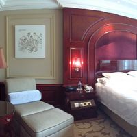 Suiteの寝室　庭が見える