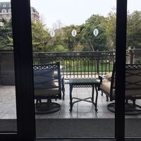 寝室からバルコニーと庭を望む　広いバルコニー