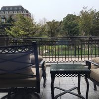 バルコニーから美しい庭を眺める　左上の綺麗な棟が本館