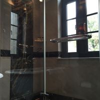 シャワーブースも大きい　もちろんrainyで窓がある