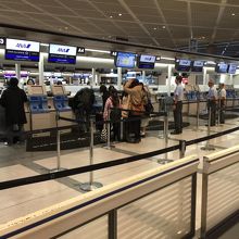 私にとって唯一救いは、エスカレータすぐにカウンターがあること