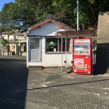間崎漁港、待合所と自動販売機。