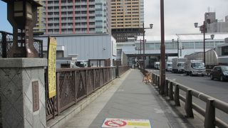日暮里駅前に架かっています