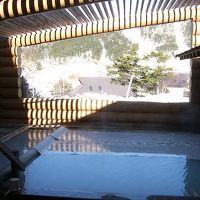 ログ露天風呂からは雪山と満月が見えました