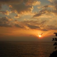 部屋の窓から見た朝日