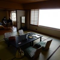 和洋室　和室１２．５畳、洋室約８畳