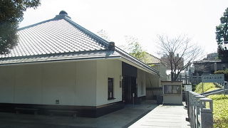 血染めの梅、血染めの石などの向かいです