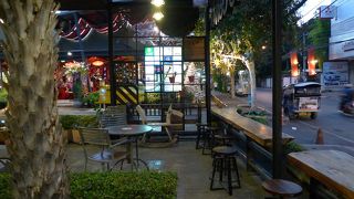 コーヒーは濃厚で美味しい。しかも50バーツと安い。