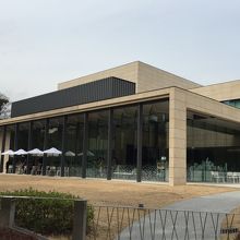 庭園から新館のカフェを眺める