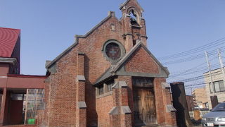 レンガ造りの美しい英国教会系教会建築です