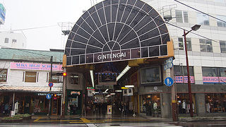 雨の日も安心のアーケード商店街！