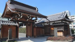 うぐいす通りにあります