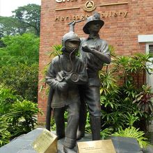 ギャラリー入り口わきに立つ消防士たちの銅像。