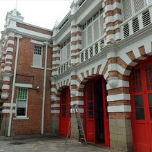 ギャラリーが入っている中央消防局。レンガ色と白の模様が印象的