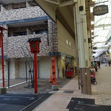 元町商店街から行くと良い。