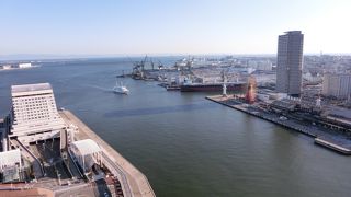 巨大な港はどこも似たり寄ったり