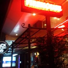 遅くなればなるほど賑やかになる界隈　soi11の奥です